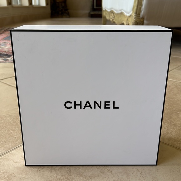 Chanel Gift Box - Picture 2 of 8